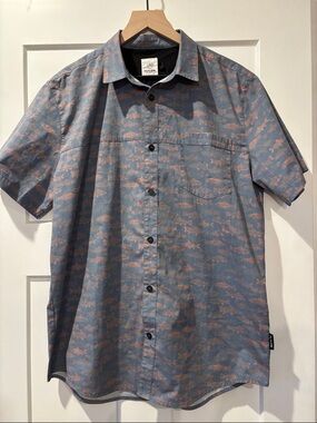 Flylow Men’s Short-Sleeve Button-Down Shirt in Blue with Fish Print L